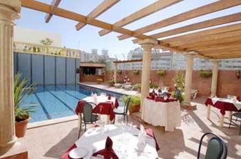 Bar piscina en Hotel Idou Anfa